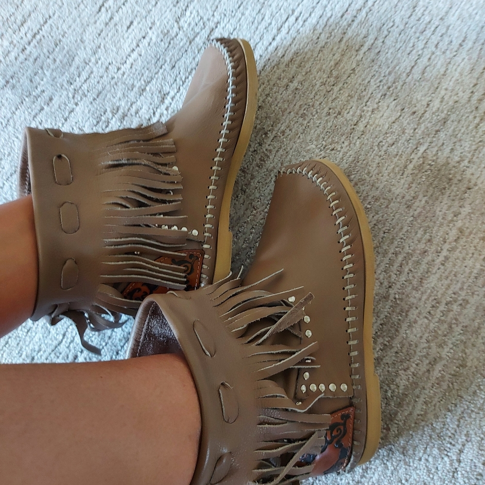 LdiR boots size 9.